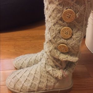 Tan knitted Uggs