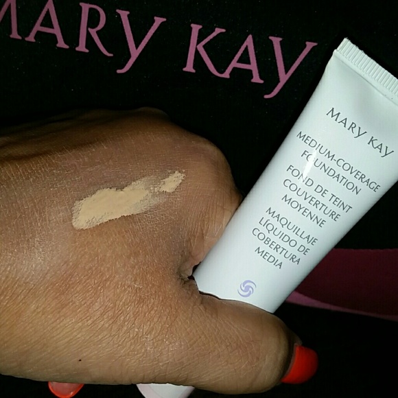 Mary kay foundation . Color (IVORY /204 ) - Picture 2 of 2