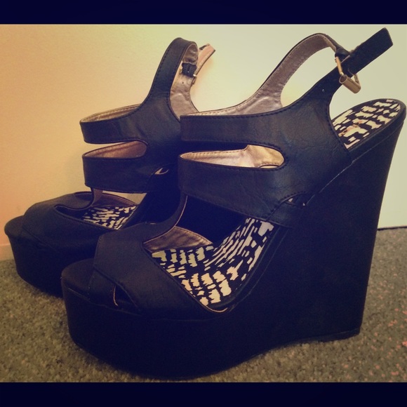 Black wedges