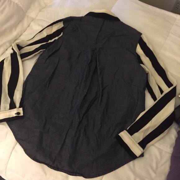 SOLD!!!!Trendy Shirt🎀 - Picture 3 of 3