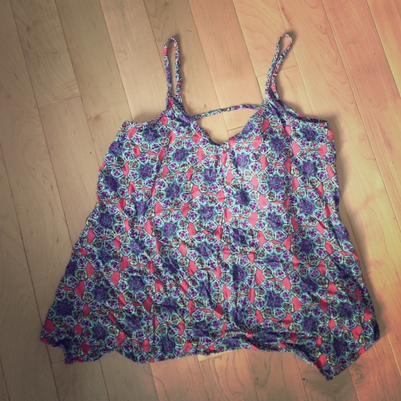 Colorful flowing tank