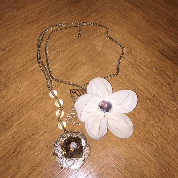 Flower Necklace - Picture 1 of 2