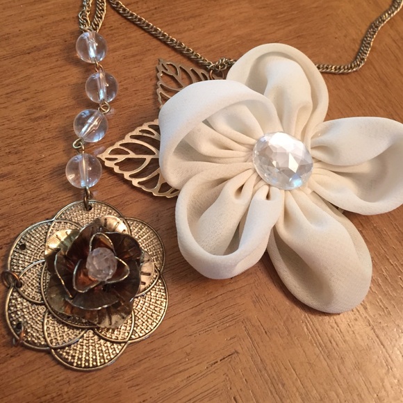 Flower Necklace - Picture 2 of 2