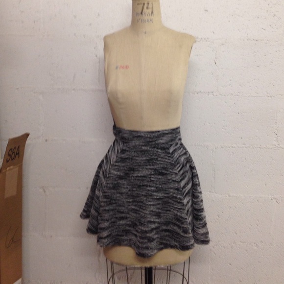 Flared mini skirt black and white weave