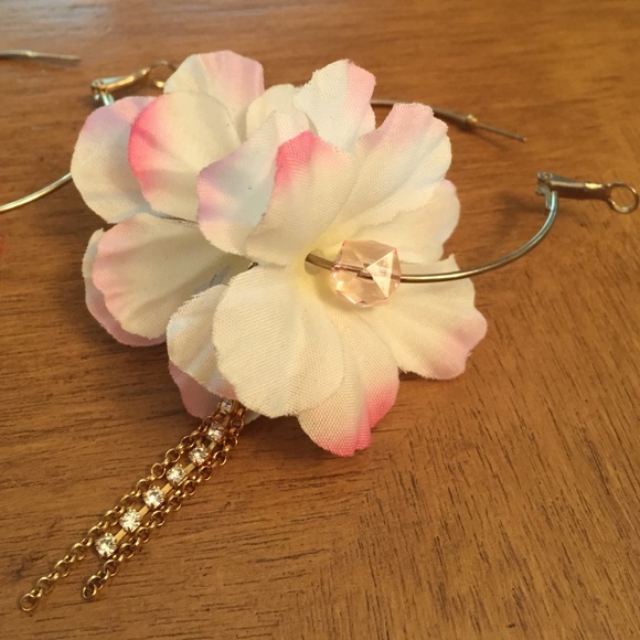 Flower Earrings - Picture 2 of 3