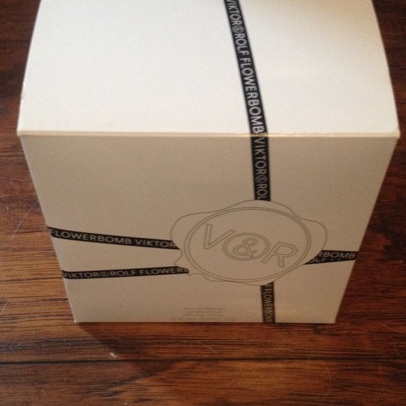 Viktor and Rolf Flowerbomb perfume new