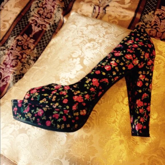 Floral peep toe heels 🌺🌷🌸👠