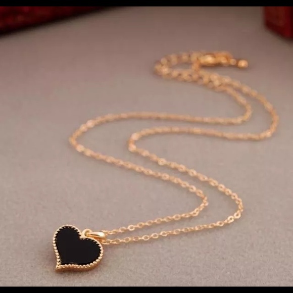 Jewelry - 💙1 hour sale 💙really pretty black heart necklace