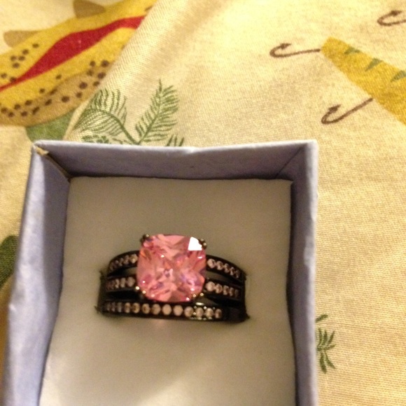 Pink sapphire set in Rhodium