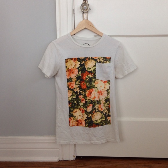 Flower tee from Urban Outfitters // PART OF BUNDLE