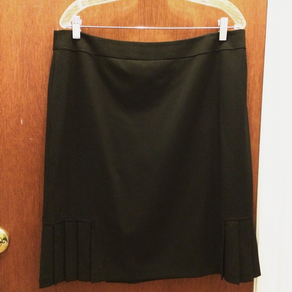 Tahari Pencil Skirt with Pleated Panels, Size 14
