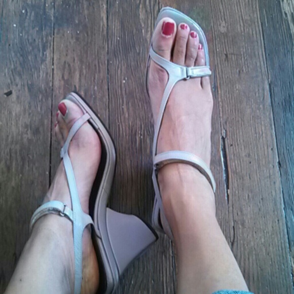 Kenneth Cole stacked- wedge style heels - Picture 4 of 4