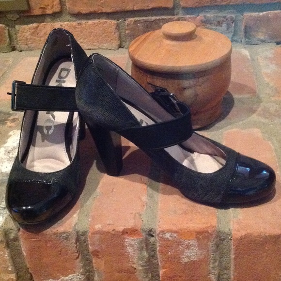 DKNY Shoes - 🎉DKNY Black Mary Jane Heels🎉