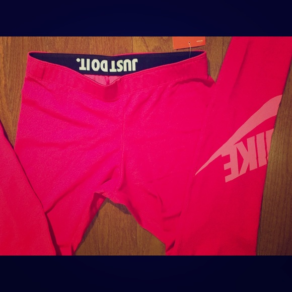 🚫SOLD🚫NWT Pink Nike Pro Leggings