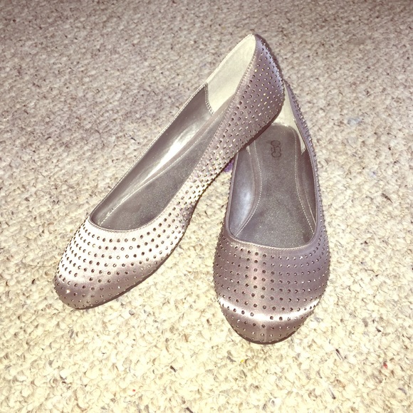 Cato Shimmery Silver flats ~ Size 9 Women