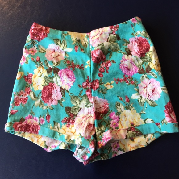 Brandy Melville high waisted floral shorts