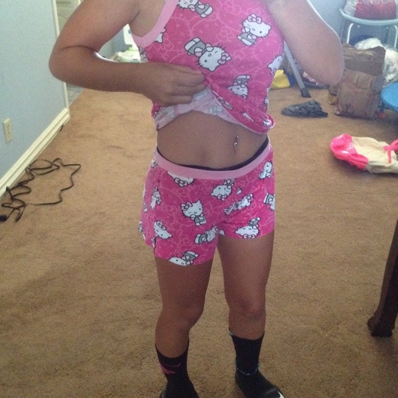 Hello kitty pjs - Picture 4 of 4