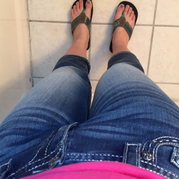 Miss Me capris w black horseshoe designs & bling! - Picture 4 of 4