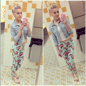 Blue leggings with flowers