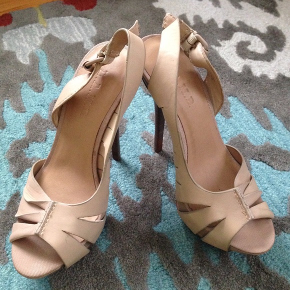L.A.M.B. Shoes - Rare Stunning LAMB soft nude heels