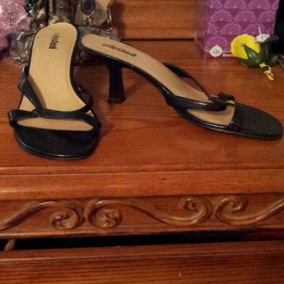 Open toe pumps