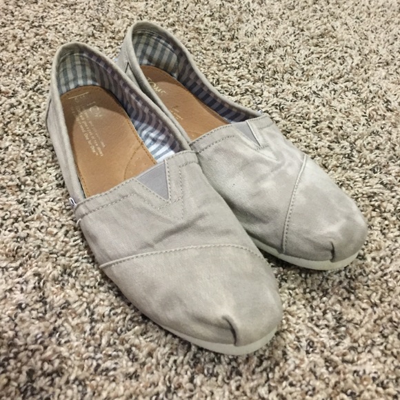 GREY TOMS