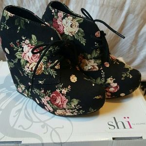 Flower print wedges size 6