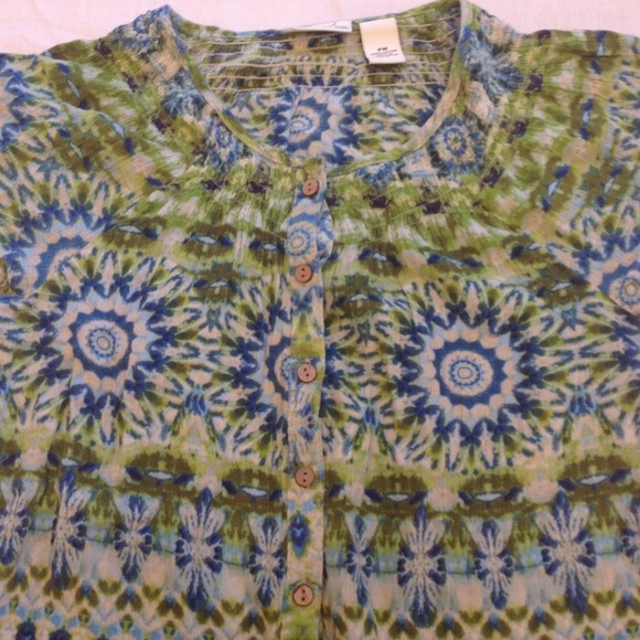 Short sleeve button up top - Picture 2 of 3