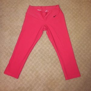 Nike Dri-Fit cropped leggings in pink. Never worn.