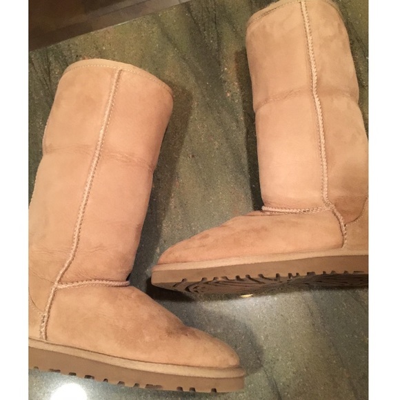 ✅ Very Clean Almost New Sand Uggs 😊 - Picture 4 of 4