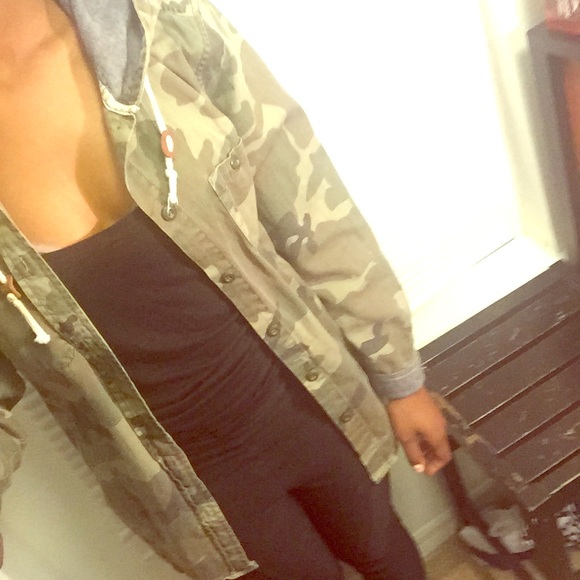 Camo Hooded Jacket - LA Hearts