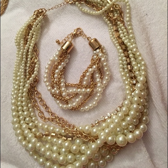 Necklace with gold and pearls