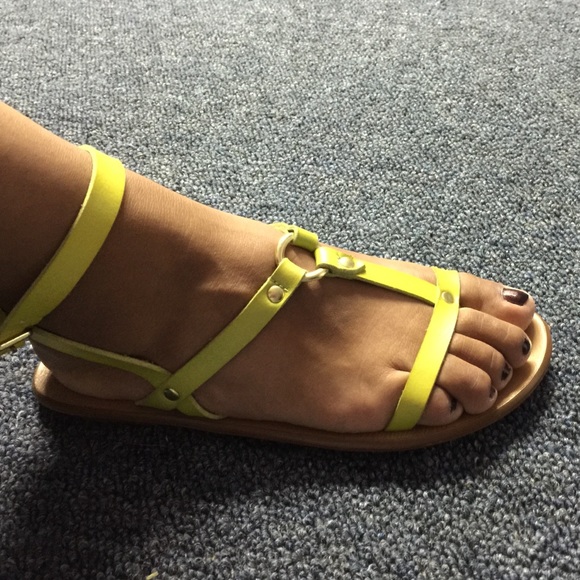 Lime green sandals - Picture 3 of 4