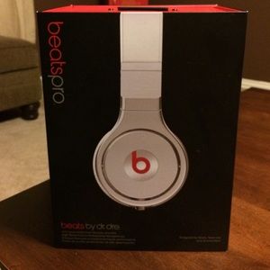 2014 White/White Beats Pros Over-Ear 1080p HD