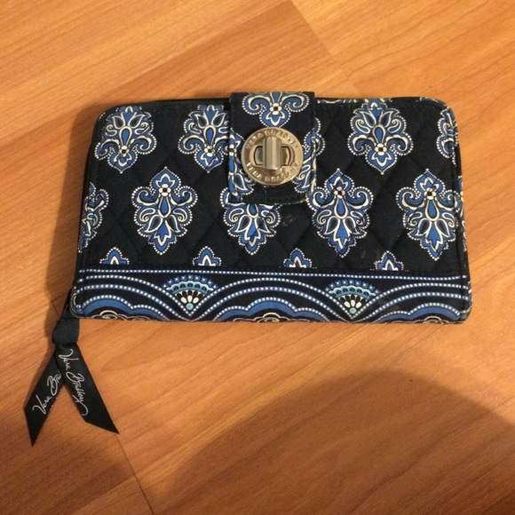 Vera Bradley turn lock wallet in Calypso