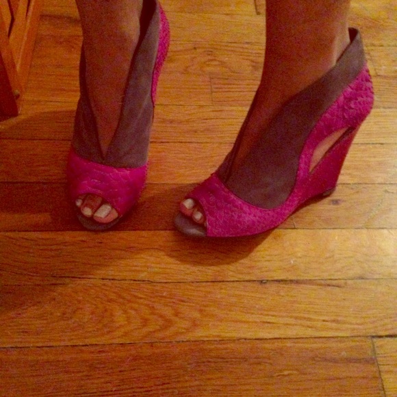 Grey and snakeskin fuschia wedge - Picture 1 of 5