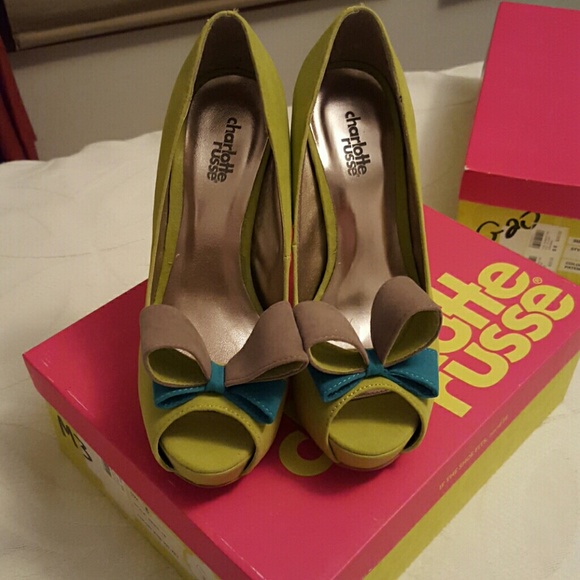 Kiwi Velvet Pumps