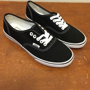 ‼️SOLD‼️Vans black authentic lo pro