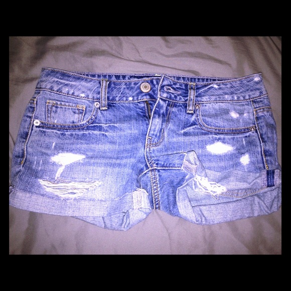 Slightly distressed denim shorts - Picture 1 of 4