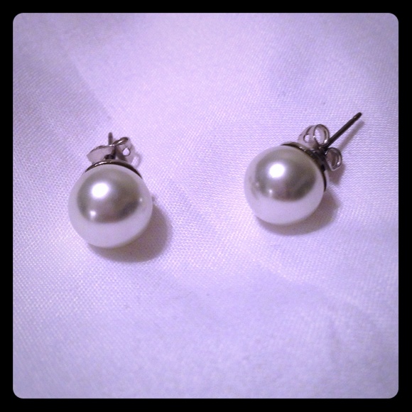 Jewelry - Big pearl studs