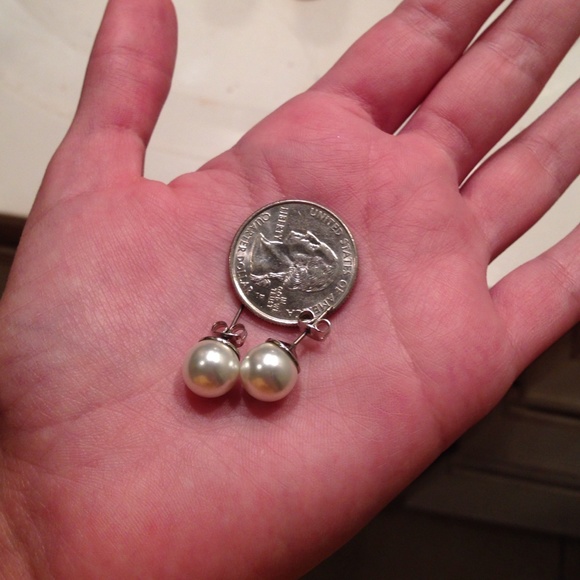 Big pearl studs - Picture 2 of 2