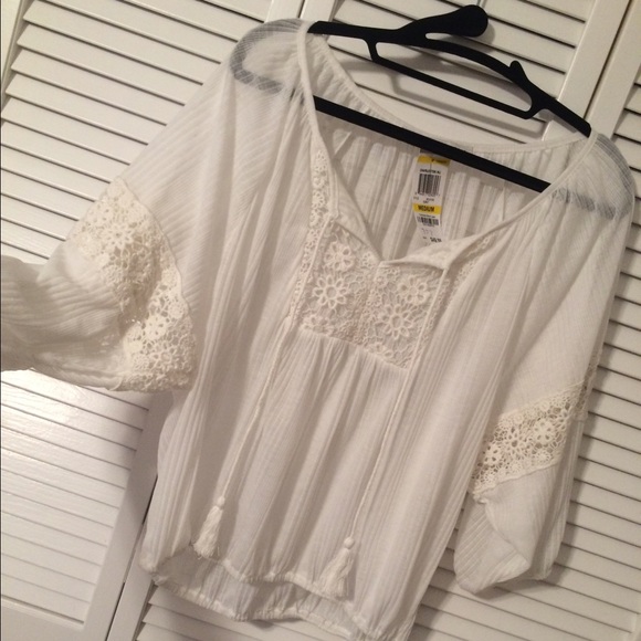 NWT American Rag Embroidered Peasant top size M!