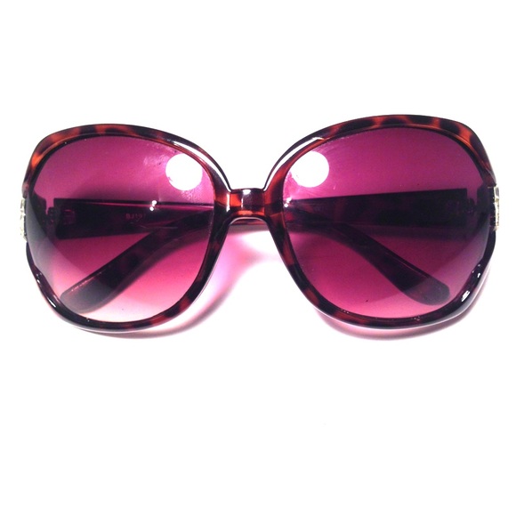 Betsey Johnson brown tortoise sunglasses