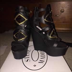 Steve Madden black wedges