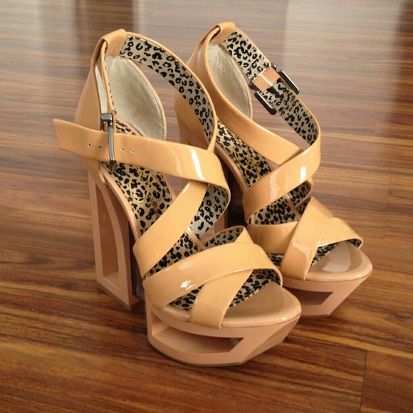 NEW NEVER WORN STRAP GEO CUT PLATFORM HEELS.