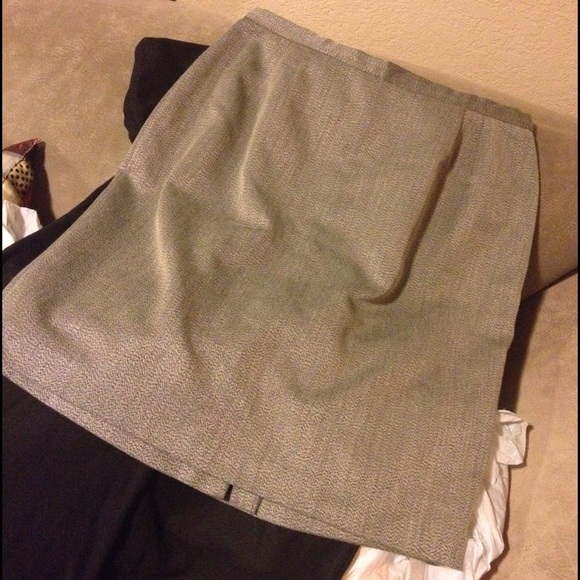 Like New Larry Levine Suits Size 18 Skirt