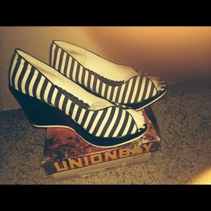 Black and white by Union bay