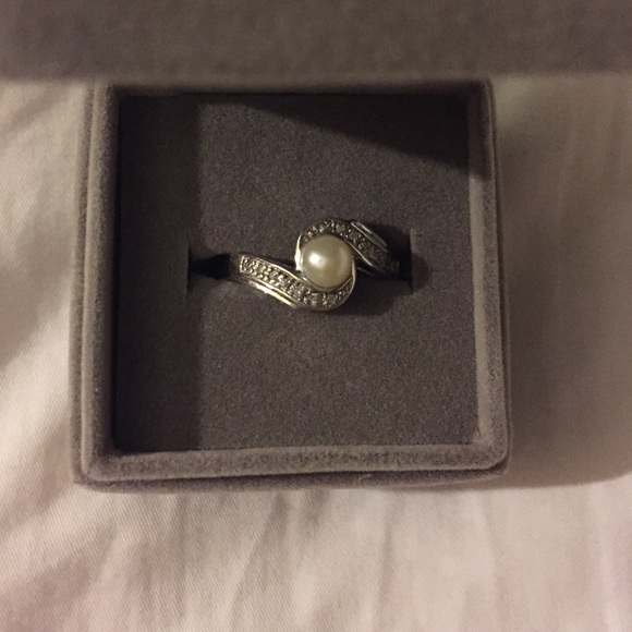 Avon Sterling silver pearl ring