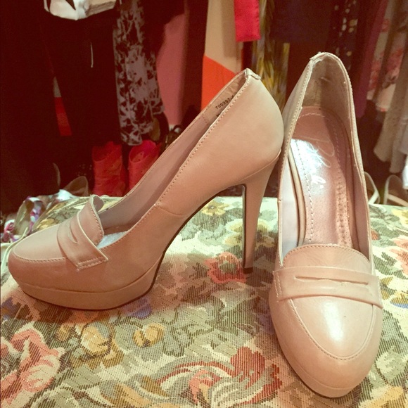 🔹Never Worn🔹 Nude penny loader pumps
