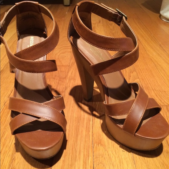 Target Mossimo size 6 platforms. Fits 6 or 6.5